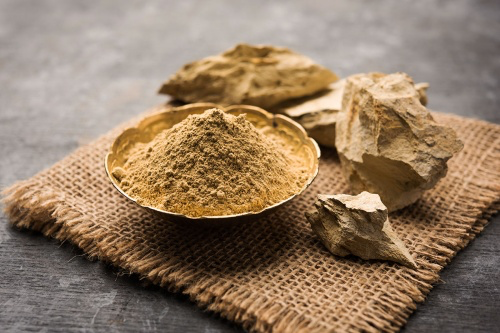 bentonite-clay-on-bowl-closeup__Cr_stockimagefactory_Envato-2703918383.webp